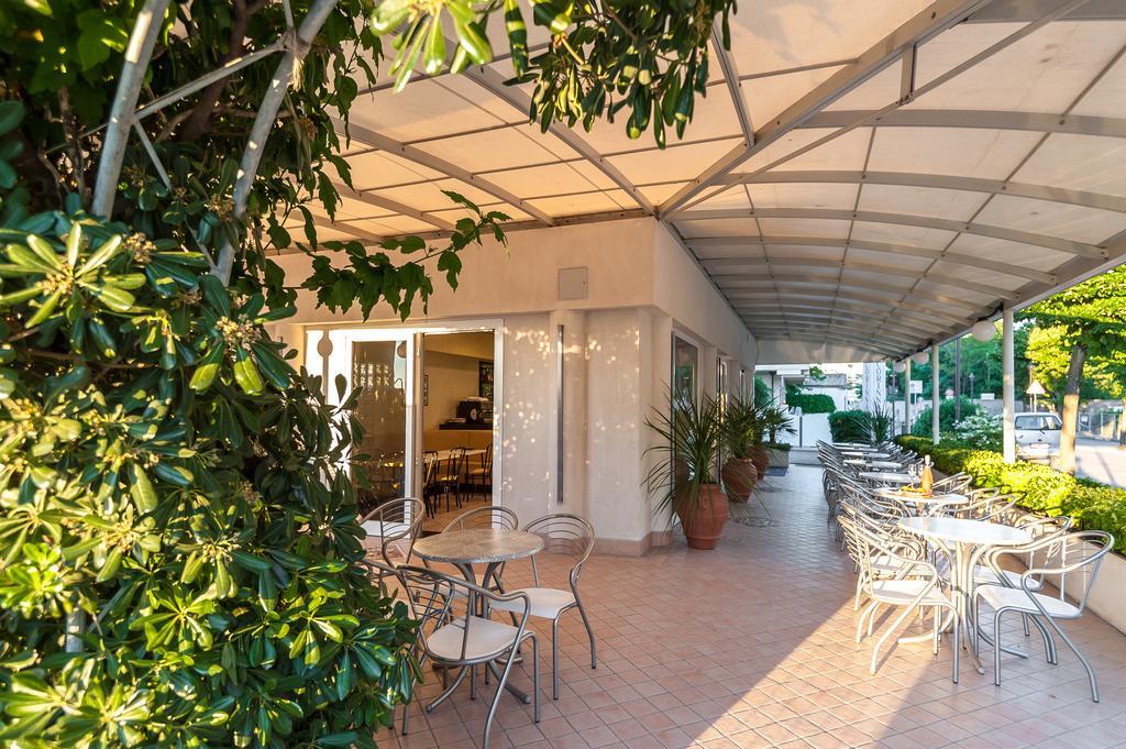 Hotel Corinna Rimini Buitenkant foto