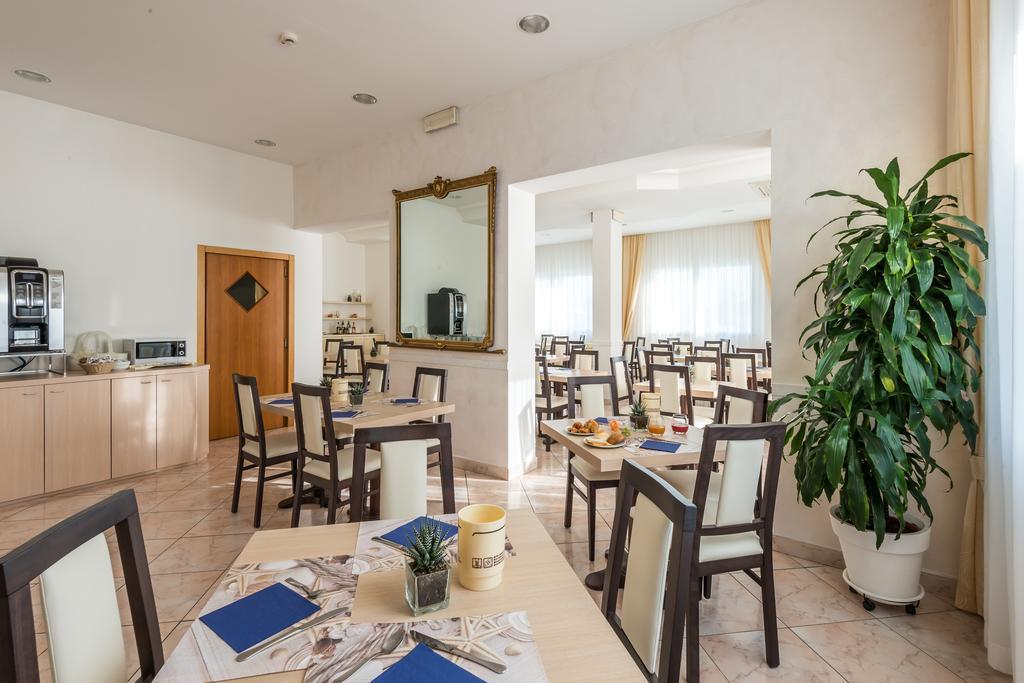 Hotel Corinna Rimini Buitenkant foto