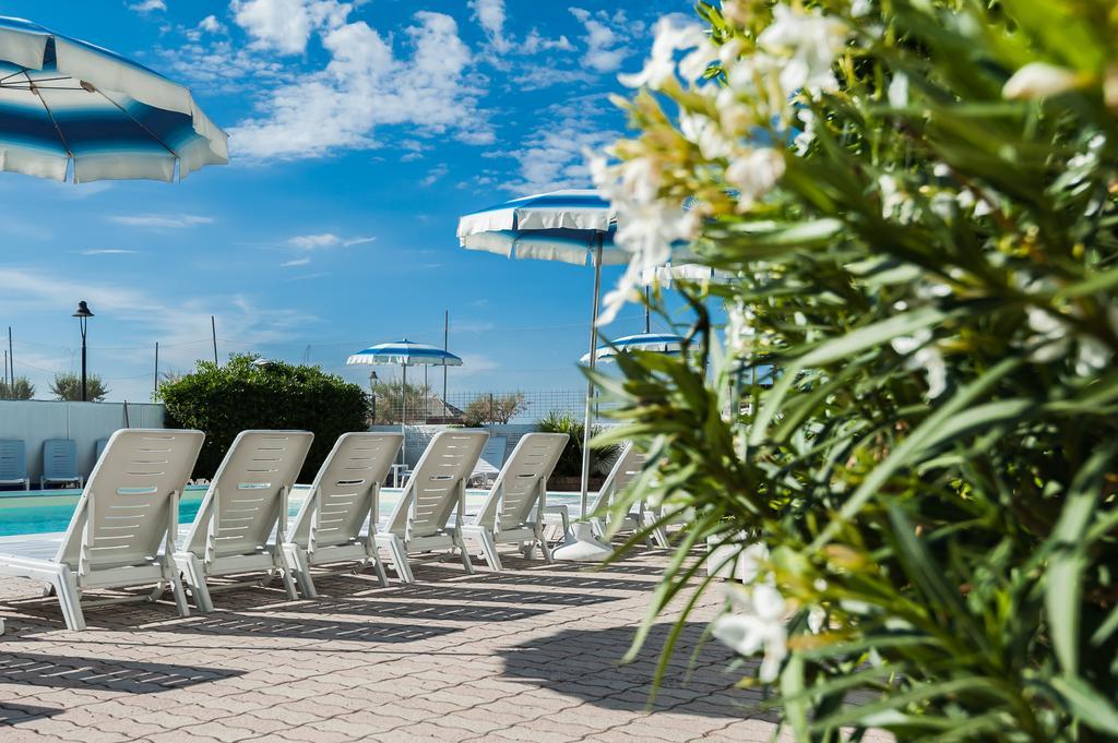 Hotel Corinna Rimini Buitenkant foto